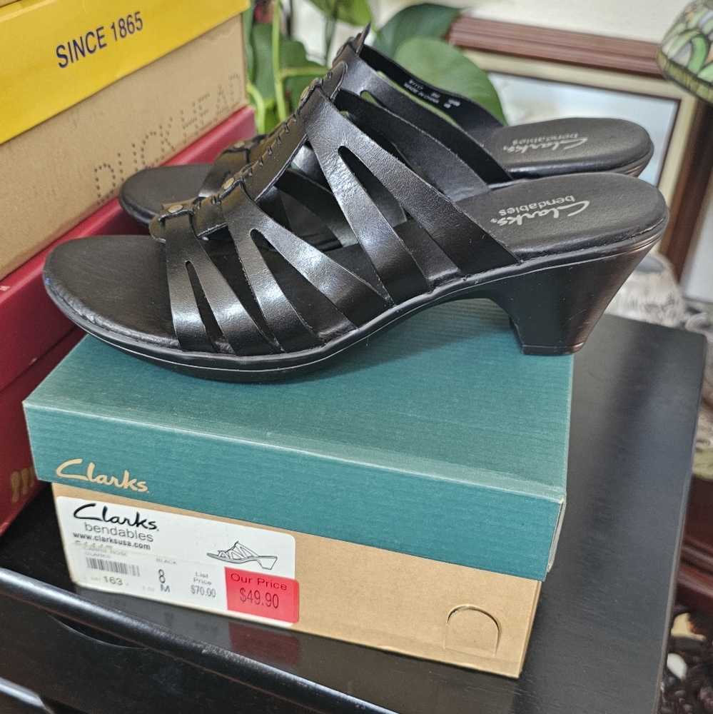 New in box. Clark's black sandals size 8 - Picture 2 of 3